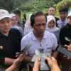 Menteri Lingkungan Hidup Hanif Faisol Nurofiq bersama Pj Bupati Bogor Bachril Bakri saat memberikan keterangan kepada awak media seusai menanam pohon di SMAN 1 Sukaraja, Kabupaten Bogor, pada Kamis (13/2). Foto: Regi / Jabar Ekspres
