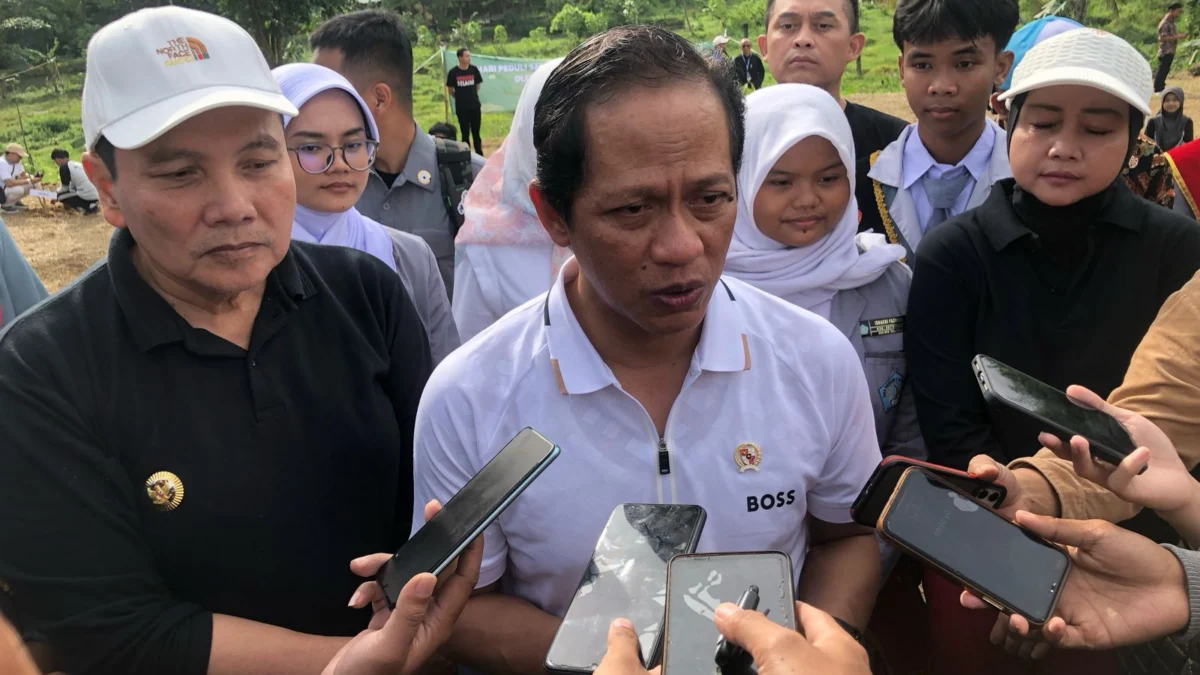 Menteri Lingkungan Hidup Hanif Faisol Nurofiq bersama Pj Bupati Bogor Bachril Bakri saat memberikan keterangan kepada awak media seusai menanam pohon di SMAN 1 Sukaraja, Kabupaten Bogor, pada Kamis (13/2). Foto: Regi / Jabar Ekspres