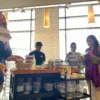 Pihak IKEA Kotabaru Parahyangan saat memberikan tips dan inspirasi membangun kebersamaan dengan keluarga. Kamis (13/2). Dok Jabar Ekspres/Wit