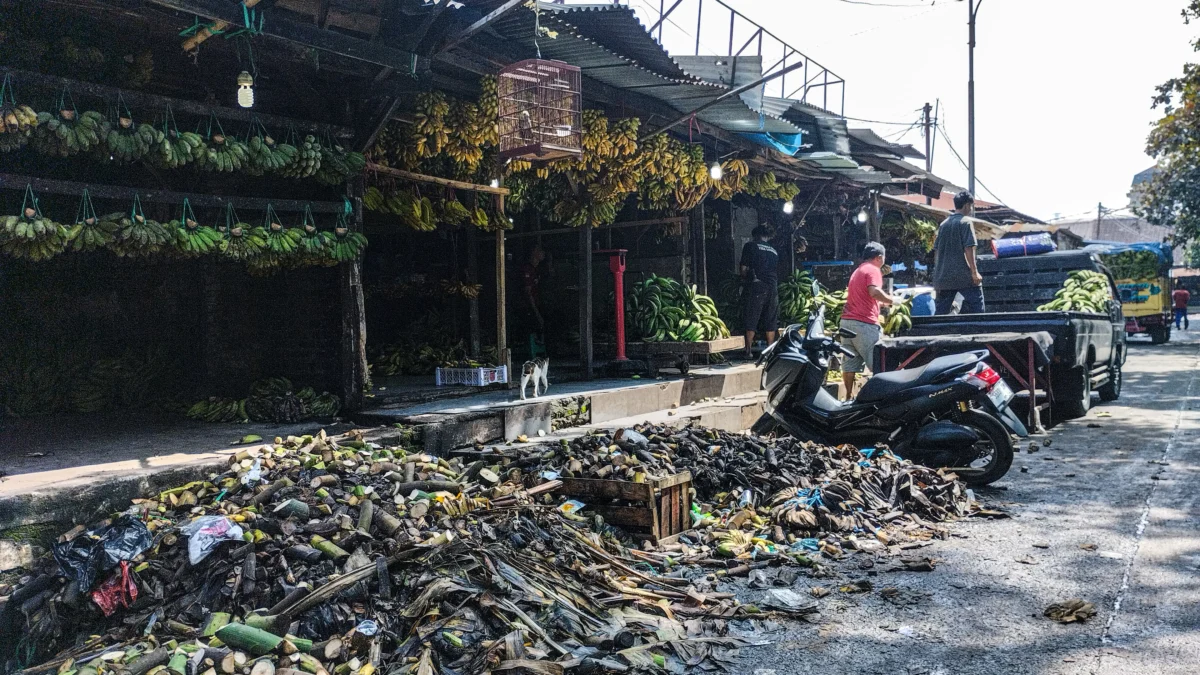 MENUMPUK: Timbulan sampah bahkan menumpuk di depan kios pedagang Pasar Induk Gedebage, Kota Bandung. Foto: Dimas Rachmatsyah / Jabar Ekspres