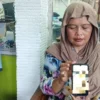 Lia (38), memperlihatkan foto anaknya yang meninggal dunia akibat DBD di Kota Banjar Jawa Barat. (Cecep Herdi/Jabar Ekspres)