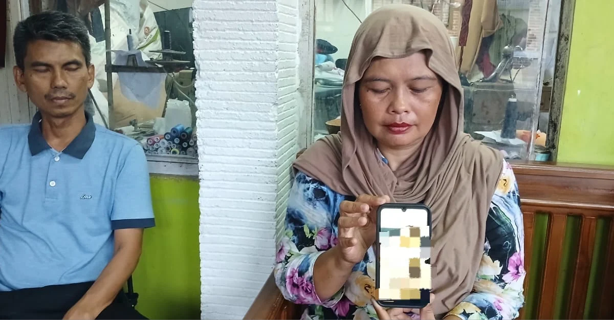 Korban DBD di Kota Banjar Bertambah, Pelajar 10 Tahun Meninggal Dunia Lia (38), memperlihatkan foto anaknya yang meninggal dunia akibat DBD di Kota Banjar Jawa Barat. (Cecep Herdi/Jabar Ekspres)