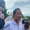 Ini Alasan Kementerian Lingkungan Hidup Turun Tangan Segel KEK Lido Menteri Lingkungan Hidup Hanif Faisol Nurofiq bersama Pj Bupati Bogor Bachril Bakri saat memberikan keterangan kepada awak media seusai menanam pohon di SMAN 1 Sukaraja, Kabupaten Bogor, pada Kamis (13/2). Foto : Regi