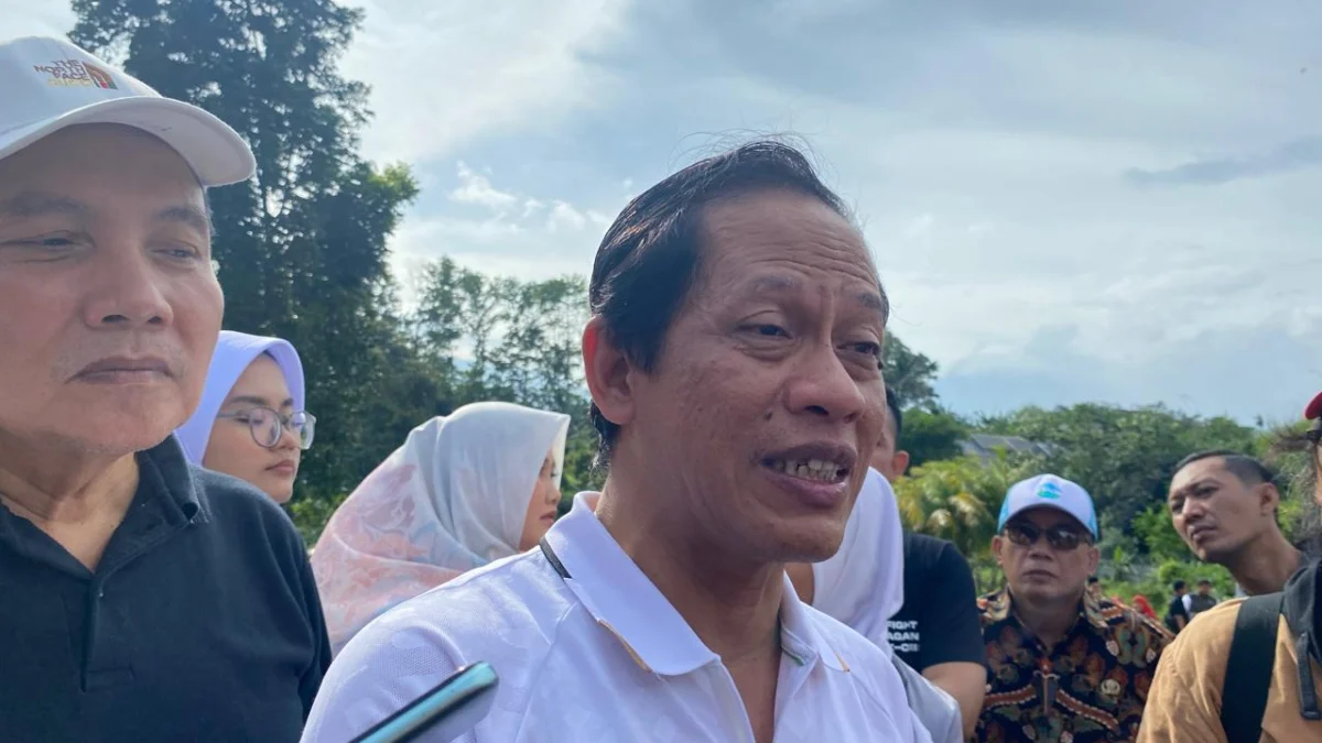 Menteri Lingkungan Hidup Hanif Faisol Nurofiq bersama Pj Bupati Bogor Bachril Bakri saat memberikan keterangan kepada awak media seusai menanam pohon di SMAN 1 Sukaraja, Kabupaten Bogor, pada Kamis (13/2). Foto : Regi