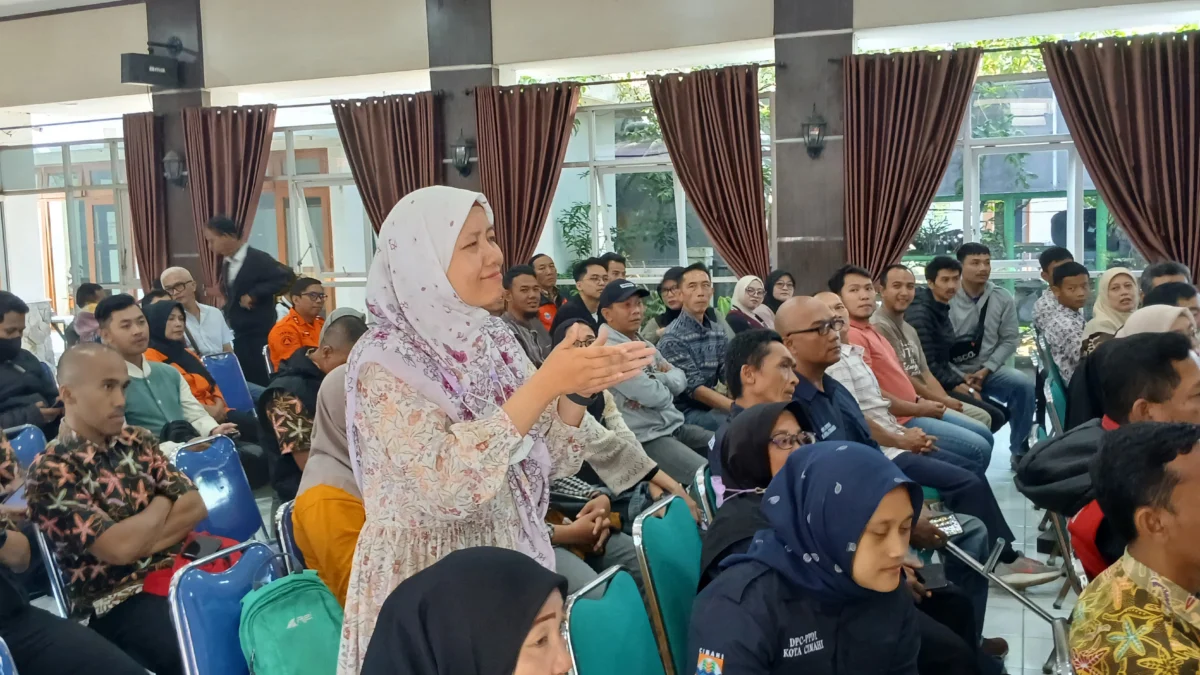 Salah Seorang Peserta Mitigasi Bencana Teman Tuli saat Memberikan Pertanyaan pada BPBD Kota Cimahi soal I formasi Mitigasi (mong)
