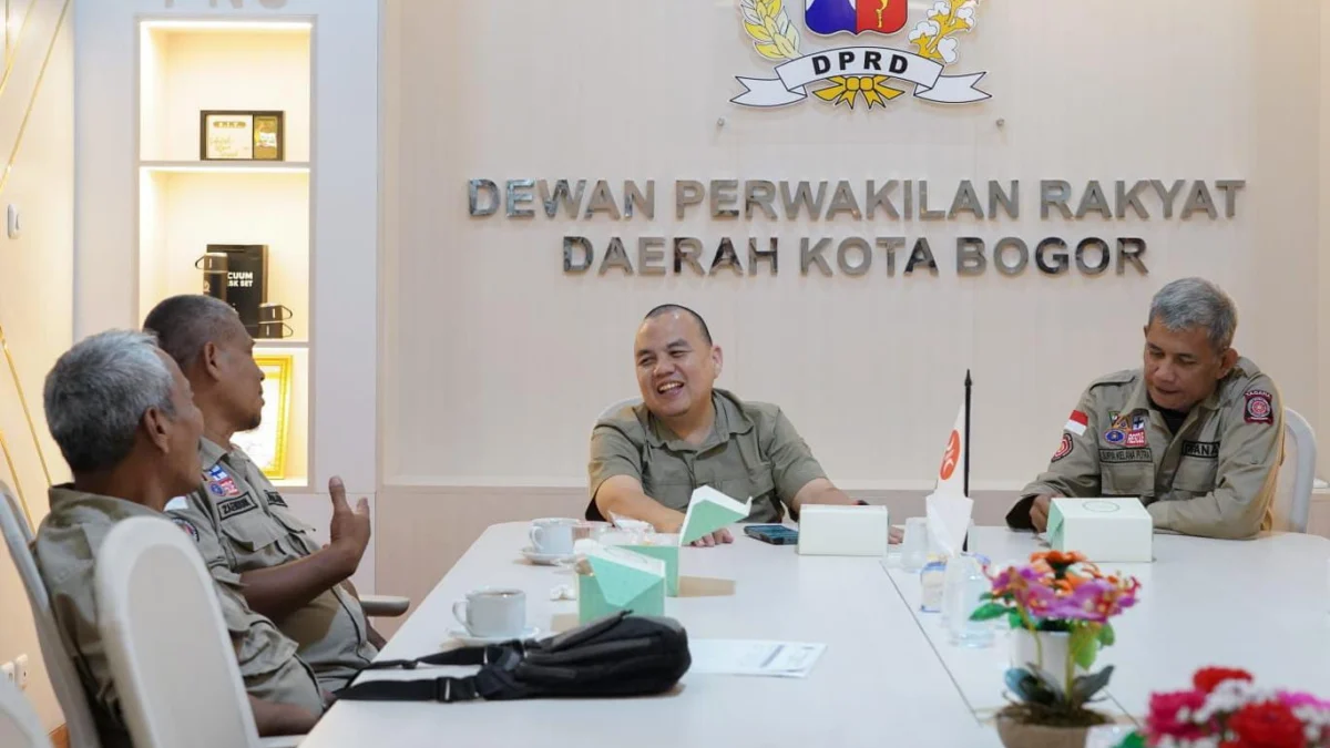 Curhat ke DPRD, Tim Tagana Kota Bogor Bahas Peran dan Kebutuhan Ambulans Tim Tagana Kota Bogor saat menyambangi Ketus DPRD Kota Bogor, Adityawarman Adil. (Yudha Prananda / Jabar Ekspres)