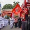 Pj Gubernur Jawa Barat, Bey Machmudin bersama Pj Wali Kota Bogor, Hery Antasari saat membuka parade Seni dan Budaya BSF-CGM 2025. (Dok. Diskominfo Kota Bogor)