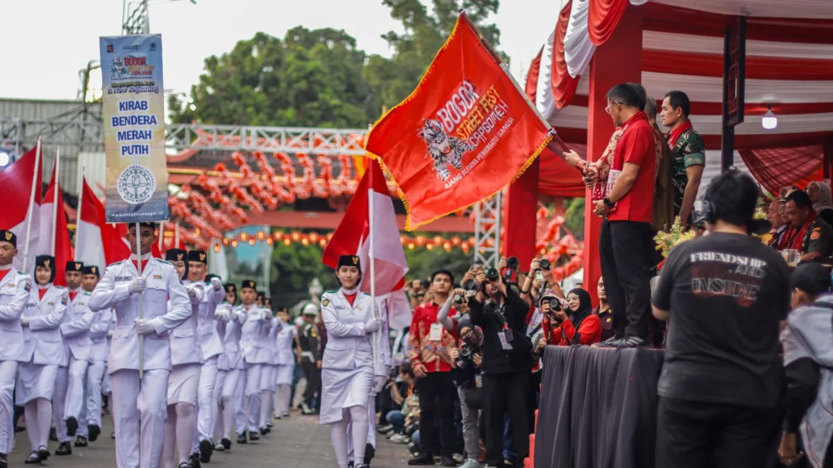 Pj Gubernur Jawa Barat, Bey Machmudin bersama Pj Wali Kota Bogor, Hery Antasari saat membuka parade Seni dan Budaya BSF-CGM 2025. (Dok. Diskominfo Kota Bogor)