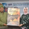 Penyerahan mascot cover buku Cerita Rakyat Kota Banjar dari Pendiri YRBK Sofian Munawar kepada Kepala Balai Bahasa Jawa Barat. Sofian mengaku tidak ada sentuhan bantuan dari Disdikbud Kota Banjar untuk yayasan pendidikam non formalnya. (Istimewa)