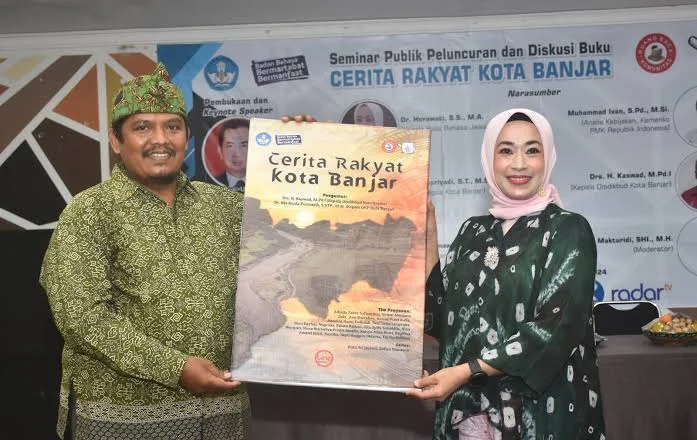 Penyerahan mascot cover buku Cerita Rakyat Kota Banjar dari Pendiri YRBK Sofian Munawar kepada Kepala Balai Bahasa Jawa Barat. Sofian mengaku tidak ada sentuhan bantuan dari Disdikbud Kota Banjar untuk yayasan pendidikam non formalnya. (Istimewa)