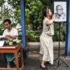 Mengenang Pramoedya di Halte Landraad: Tari, Mesin Tik, dan Kesetiaan Seniman tari melakukan aksi pertunjukan jalan untuk memperingati 100 tahun Pramoedya Ananta Toer di Halte Landraad, Jalan Perintis Kemerdekaan, Kota Bandung, Jum'at (14/2). Foto: Dimas Rachmatsyah / Jabar Ekspres