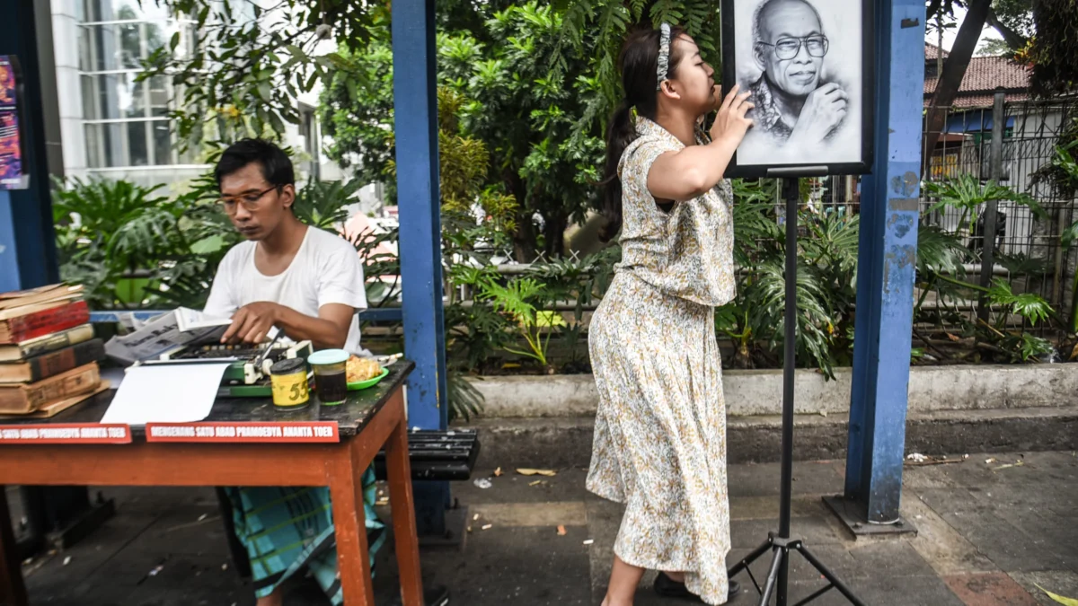 Mengenang Pramoedya di Halte Landraad: Tari, Mesin Tik, dan Kesetiaan Seniman tari melakukan aksi pertunjukan jalan untuk memperingati 100 tahun Pramoedya Ananta Toer di Halte Landraad, Jalan Perintis Kemerdekaan, Kota Bandung, Jum'at (14/2). Foto: Dimas Rachmatsyah / Jabar Ekspres