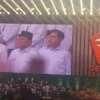 Dari kiri, Presiden ke-7 Joko Widodo (Jokowi), Presiden ke-8 RI Prabowo Subianto, dan Wapres Gibran Rakabuming Raka tampak sudah tiba dalam acara puncak perayaan hari lahir ke-17 Partai Gerindra di SICC, Kabupaten Bogor, pada Sabtu (15/2). Foto: Regi / Jabar Ekspres