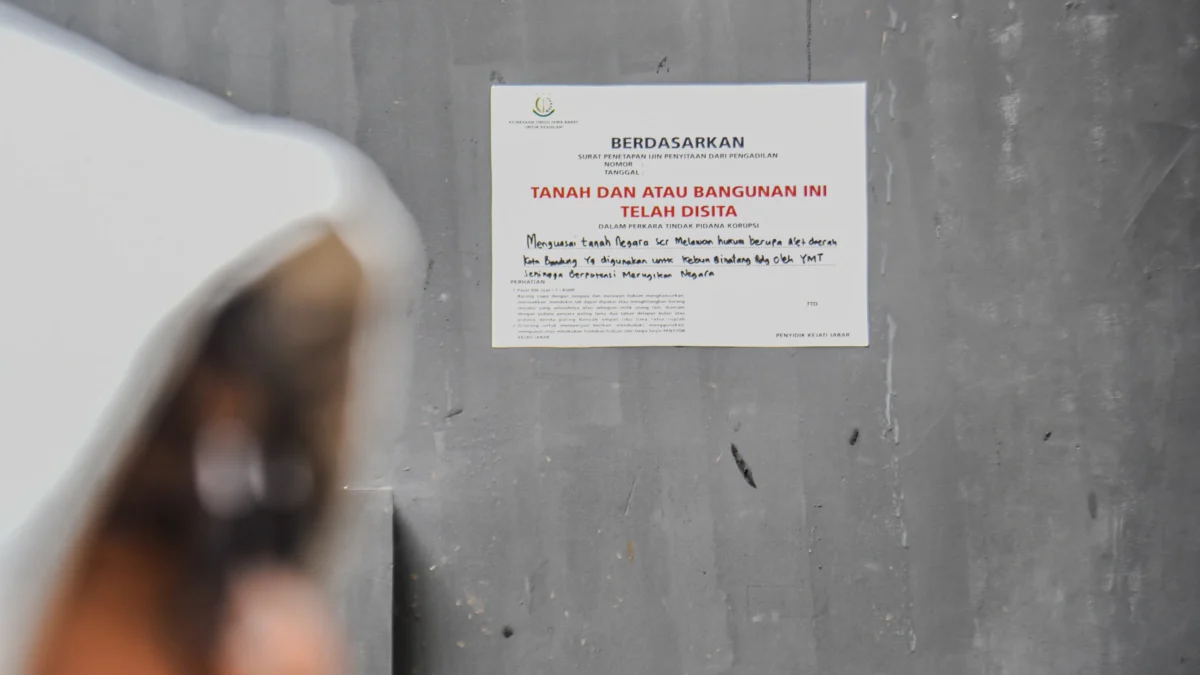 Dok. Surat segel terlihat menempel di dinding salah satu bangunan yang dijadikan panggung pertunjukan di Kebun Binatang Bandung di Kota Bandung, Kamis (6/2). Foto: Dimas Rachmatsyah / Jabar Ekspes