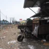 Kendaraan sampah yang terparkir di Tempat Pembuangan Akhir (TPA) Pasar Induk Caringin Kota Bandung. Foto: Dimas Rachmatsyah / Jabar Ekspres