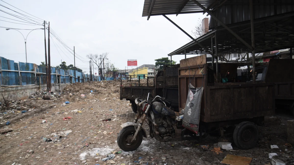 Dinilai Gagal Kendalikan Sampah, Walhi Jabar Sebut Instruksi Gubernur Tak Berjalan Kendaraan sampah yang terparkir di Tempat Pembuangan Akhir (TPA) Pasar Induk Caringin Kota Bandung. Foto: Dimas Rachmatsyah / Jabar Ekspres