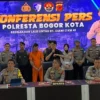 Polresta Bogor Kota saat mengekspos tersangka dalam kasus tabrakan beruntun di Gerbang Tol Ciawi 2, Sabtu (15/2). (Yudha Prananda / Jabar Ekspres)