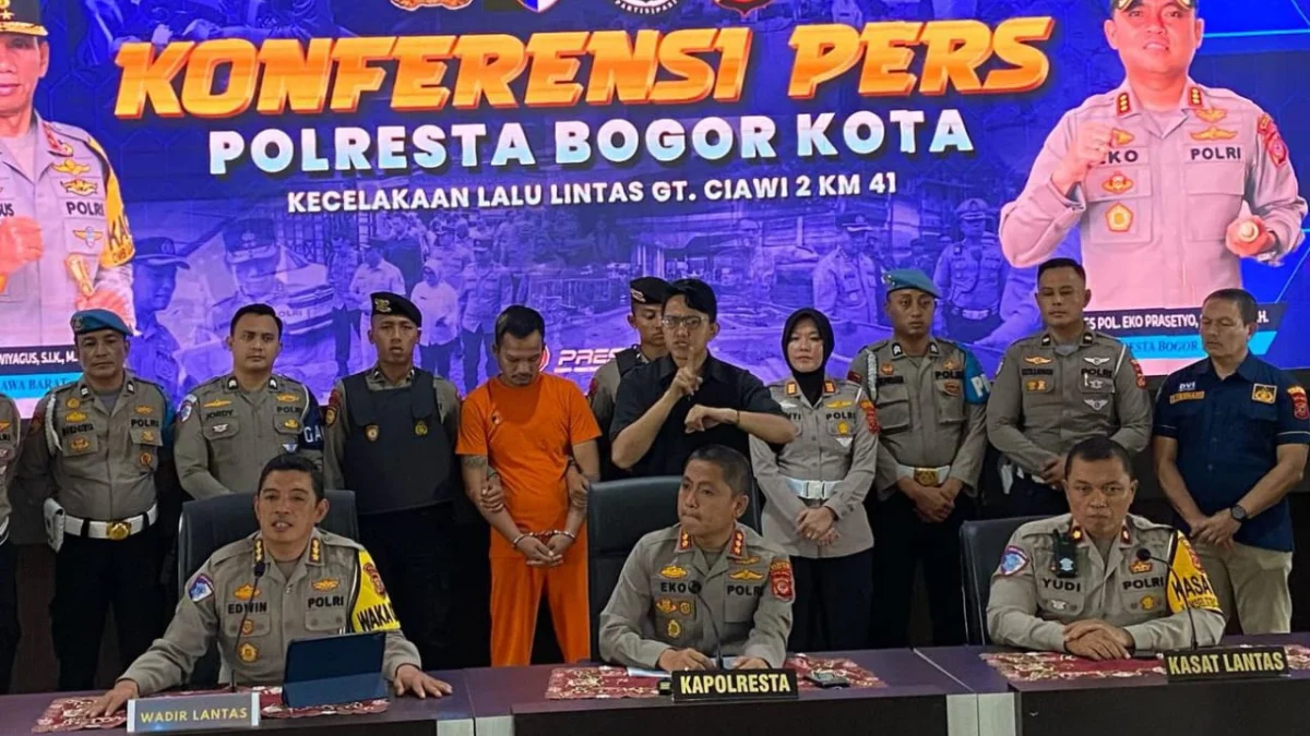 Polresta Bogor Kota saat mengekspos tersangka dalam kasus tabrakan beruntun di Gerbang Tol Ciawi 2, Sabtu (15/2). (Yudha Prananda / Jabar Ekspres)