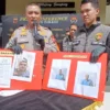 Kapolres Cimahi, AKBP Tri Suhartanto saat Menujukkan Profil Pelaku Tindak Pidana Penipuan atau Tindak Pidana Kekerasan Seksual. (Mong / Jabar Ekspres)