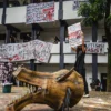 Sejumlah mahasiswa Institut Seni Budaya Indonesia (ISBI) Bandung melakukan aksi teatrikal di Kampus ISBI, Jalan Buah Batu, Kota Bandung, Senin (17/2). Foto: Dimas Rachmatsyah / Jabar Ekspres