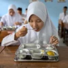 Siswa di SMPN 3 Banjar menyantap menu Makan Bergizi Gratis (MBG) yang disiapkam pemerintah, Senin 17 Februari 2025. Pemkot Banjar menargetkan 30 ribu siswa mendapat makan bergizi gratis. (Cecep herdi/Jabar Ekspres)
