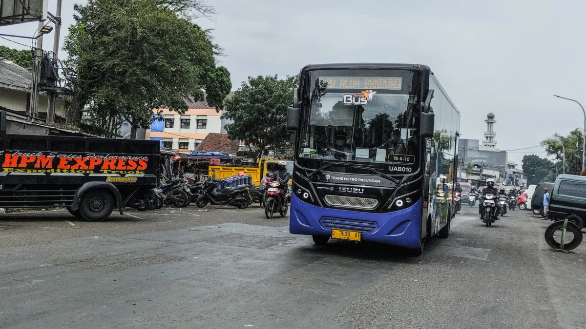 Ilustrasi Transportasi: Bus Trans Metro Pasundan melintas di Jalan Kebon Jati, Kota Bandung. Foto: Dimas Rachmatsyah / Jabar Ekspes