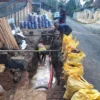 Petugas Perumdam Tirta Anom memperbaiki pipa utama jaringan air bersih yang bocor saat pelaksanaam uji alir baru-baru ini. (Foto Istimewa)