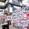 Sejumlah mahasiswa Institut Seni Budaya Indonesia (ISBI) Bandung melakukan aksi teatrikal di Kampus ISBI, Jalan Buah Batu, Kota Bandung, Senin (17/2). Foto: Dimas Rachmatsyah / Jabar Ekspres