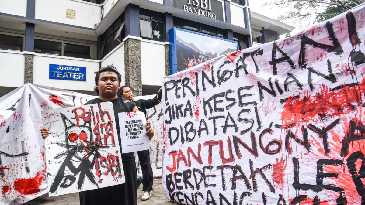 Kebebasan Berekspresi Dijegal, AJI Bandung Kecam Pelarangan Teater Payung Hitam Sejumlah mahasiswa Institut Seni Budaya Indonesia (ISBI) Bandung melakukan aksi teatrikal di Kampus ISBI, Jalan Buah Batu, Kota Bandung, Senin (17/2). Foto: Dimas Rachmatsyah / Jabar Ekspres