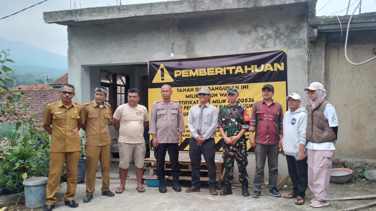 Pengosongan satu unit rumah yang dilakukan di wilayah Desa Cikahuripan, Kecamatan Cimanggung, Kabupaten Sumedang. (Yanuar/Jabar Ekspres)