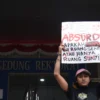 Sejumlah mahasiswa Institut Seni Budaya Indonesia (ISBI) Bandung melakukan aksi teatrikal dan memasang poster di depan Gedung Rektorat Kampus ISBI, Jalan Buah Batu, Kota Bandung, Senin (17/2). Foto: Dimas Rachmatsyah / Jabar Ekspres