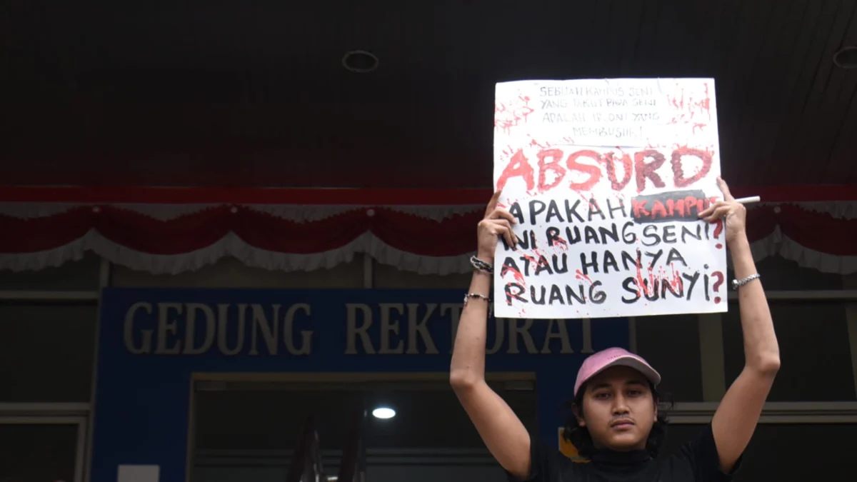 Sejumlah mahasiswa Institut Seni Budaya Indonesia (ISBI) Bandung melakukan aksi teatrikal dan memasang poster di depan Gedung Rektorat Kampus ISBI, Jalan Buah Batu, Kota Bandung, Senin (17/2). Foto: Dimas Rachmatsyah / Jabar Ekspres