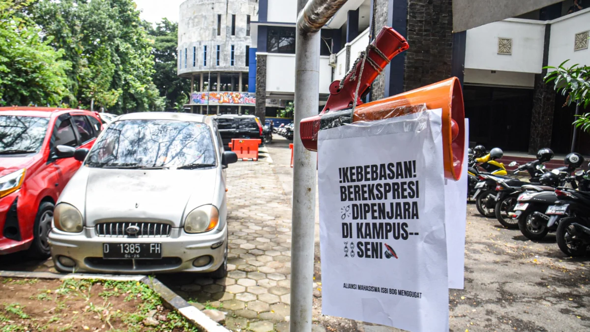 Sirine dan poster yang terpasang di halaman Taman Buaya Institut Seni Budaya Indonesia (ISBI) Bandung, Kota Bandung, Senin (17/2). Foto: Dimas Rachmatsyah / Jabar Ekspres
