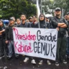 Dok. Mahasiswa di Bandung saat gelar aksi di depan DPRD Jabar. Senin (17/2). Foto. Sandi Nugraha.