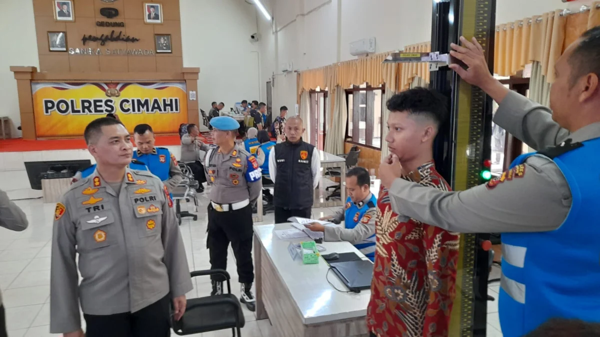 Kapolres Cimahi, AKBP Tri Suhartanto saat meninjau langsung proses seleksi penerimaan calon anggota Polri di Mapolres Cimahi (mong)
