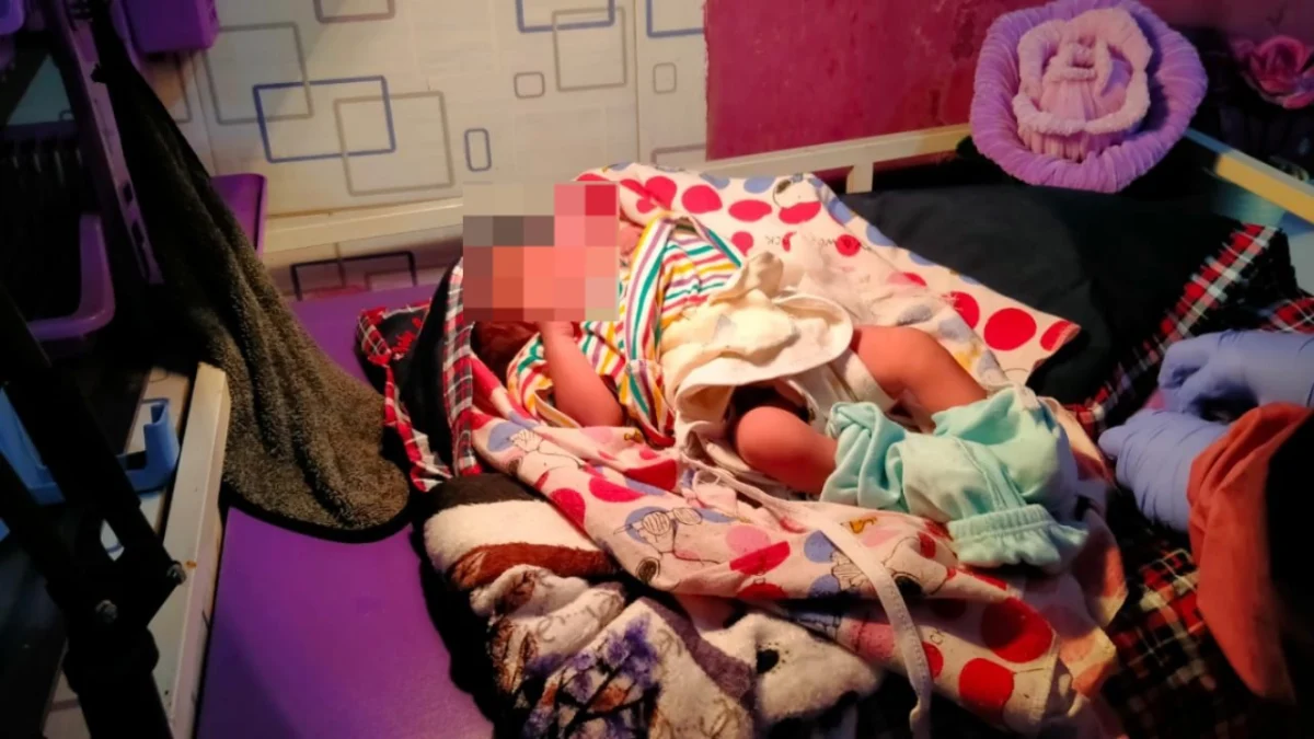 Kondisi bayi berjenis perempuan yang dibuang di depan ruko di wilayah Katapang, Kabupaten Bandung pada Senin (17/2/2025) malam. Foto Istimewa