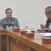 Ketua Komisi lll DPRD Banjar, Cecep Dani Sufyan (kanan), saat rapat kerja dengan Kepala Dinas Pendidikan dan Kebudayaan Kota Banjar belum lama ini. (Foto: Istimewa)