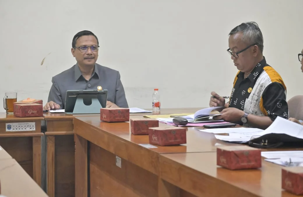 Ketua Komisi lll DPRD Banjar, Cecep Dani Sufyan (kanan), saat rapat kerja dengan Kepala Dinas Pendidikan dan Kebudayaan Kota Banjar belum lama ini. (Foto: Istimewa)
