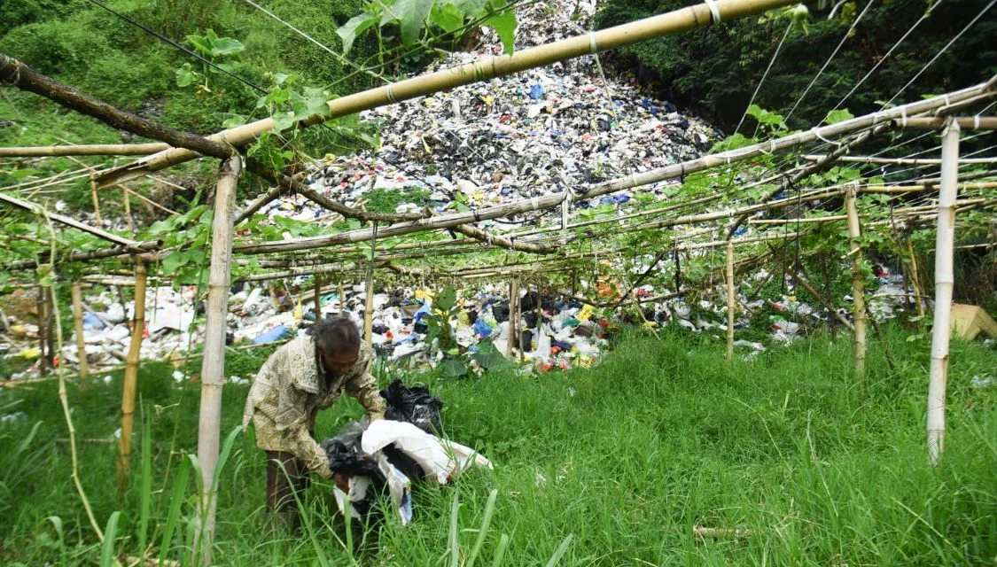 llustrasi: Seorang warga tengah memilah sampah di lokasi pembuangan sampah ilegal di Lembang, Bandung Barat. Foto: Dimas Rachmatsyah / Jabar Ekspres