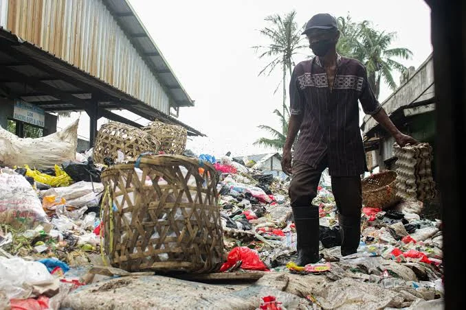 Petugas Kebersihan saat Membersihkan Sampah di Tempat Pembuangan Sementara (TPS) /Foto:Istimewa/