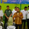 Menteri Kependudukan dan Pembangunan Keluarga atau Kepala Badan Kependudukan dan Keluarga Berencana Nasional (Kemendukbangga/BKKBN) Wihaji datang ke Desa Sarang mekar, Kecamatan Ciparay, Kabupaten Bandung, untuk meninjau uji coba program Makan Bergizi Gratis (MBG) untuk Ibu hamil, menyusui, balita dan lansia (lanjut usia), Selasa (18/2/2025). Foto Agi/Jabar Ekspres/