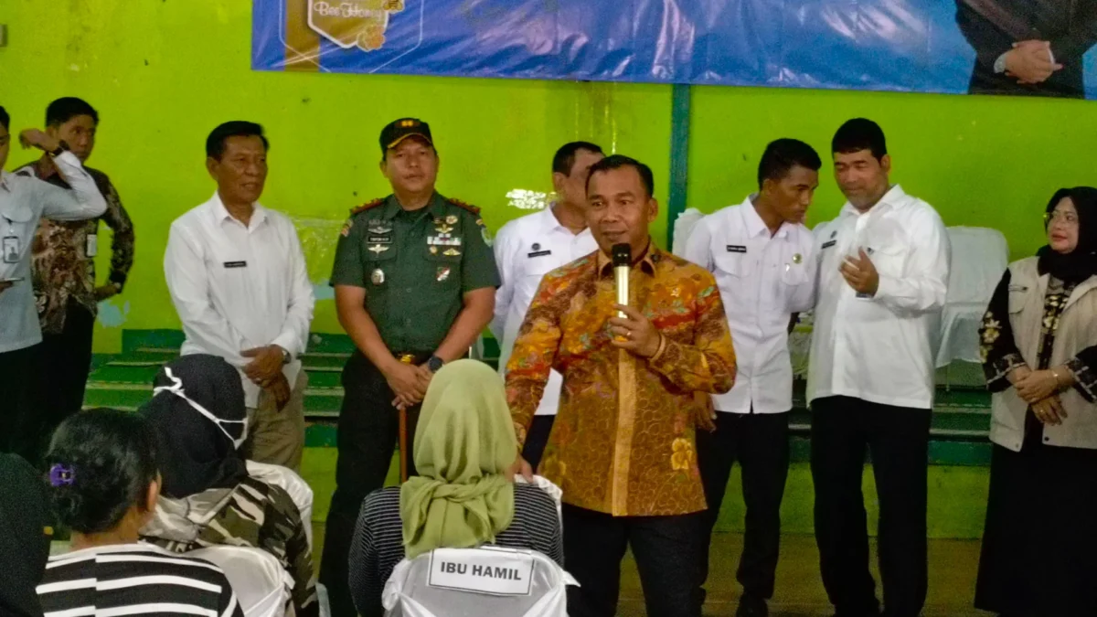 Menteri Kependudukan dan Pembangunan Keluarga atau Kepala Badan Kependudukan dan Keluarga Berencana Nasional (Kemendukbangga/BKKBN) Wihaji datang ke Desa Sarang mekar, Kecamatan Ciparay, Kabupaten Bandung, untuk meninjau uji coba program Makan Bergizi Gratis (MBG) untuk Ibu hamil, menyusui, balita dan lansia (lanjut usia), Selasa (18/2/2025). Foto Agi/Jabar Ekspres/