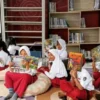 Siswa-siswi sekolah dasar tengah asyik membaca buku yang disediakan pihak sekolah di wilayah Kecamatan Cipatat, Bandung Barat. Dok Jabar Ekspres/Suwitno