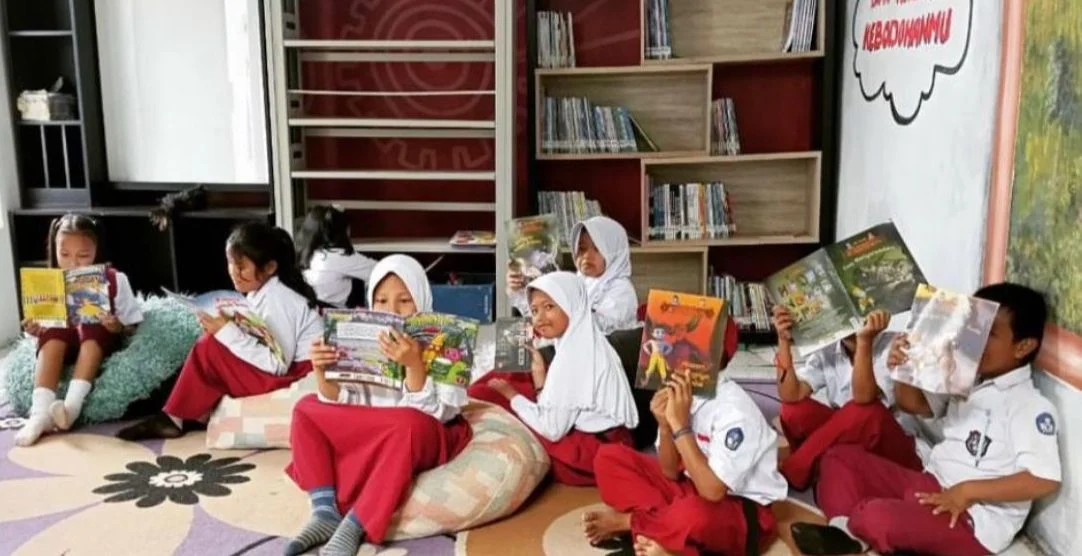 Upaya Pemkab Bandung Barat Tingkatkan Skor IPLM Melalui Ferstival Literasi Siswa-siswi sekolah dasar tengah asyik membaca buku yang disediakan pihak sekolah di wilayah Kecamatan Cipatat, Bandung Barat. Dok Jabar Ekspres/Suwitno