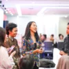 Keterangan Foto: Para peserta Telkom B2B Camp Summit Day tengah melakukan roleplay untuk pitching klien yang dipandu oleh Account Manager Telkom.