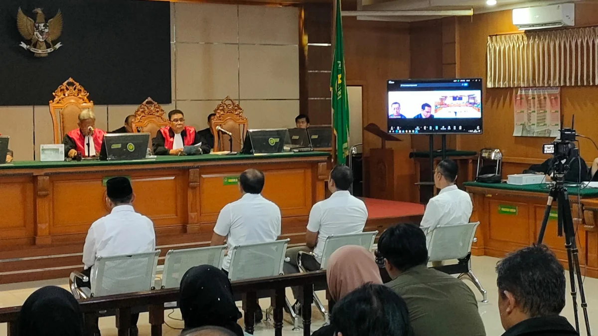 Pekan Depan, Ema Sumarna Bakal Hadir di Persidangan Dok. Berbeda dengan 4 terdakawa lainnya, Ema Sumarna masih menjalani sidang lanjutan secara online dari rutan KPK. Selasa (18/2) kemarin. Foto. Sandi Nugraha/Jabar Ekspres/