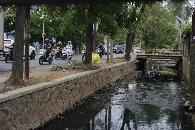 Drainase di Salah Satu Jalan di Cimahi, tampak tidak terawat dengan air menghitam (Foto: Jabar Ekspres)
