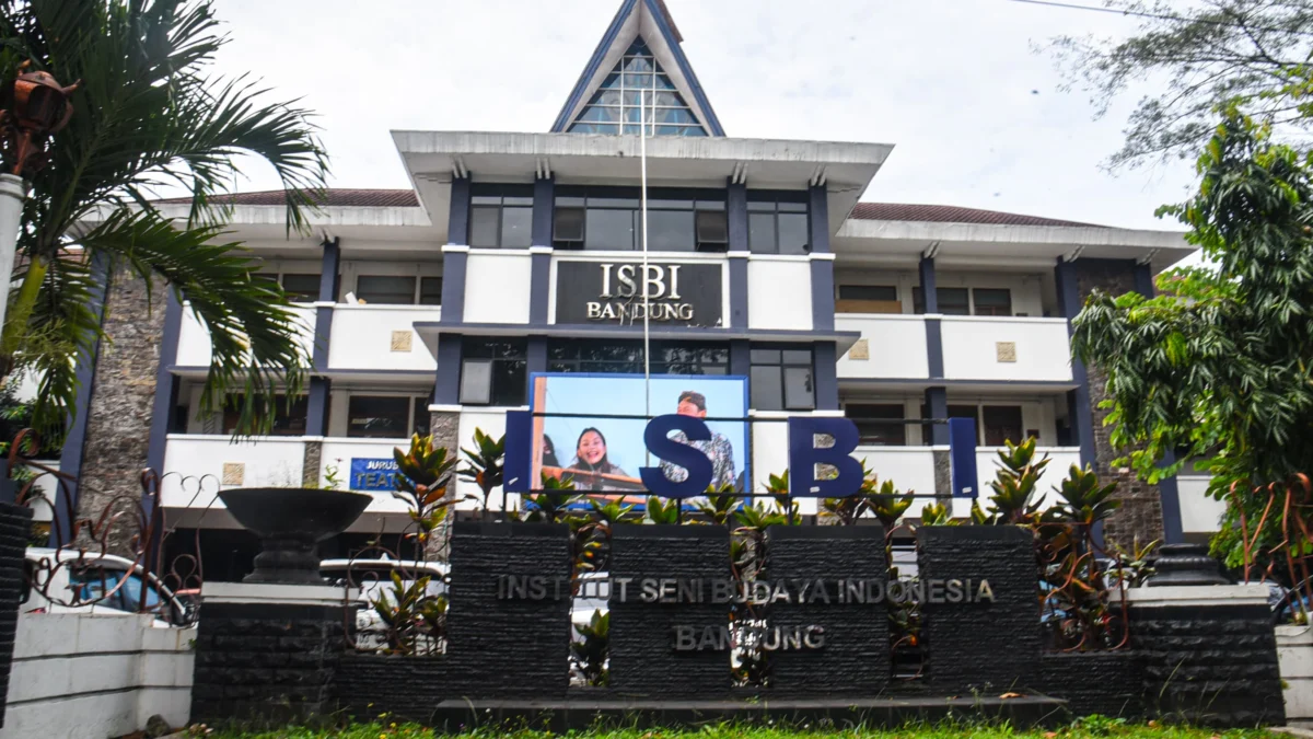 Suasana di depan kampus Institut Seni Budaya Indonesia (ISBI) Bandung, Jalan Buah Batu, Rabu (19/2). Foto: Dimas Rachmatsyah / Jabar Ekspres