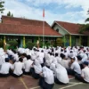 Siswa di salah satu SMP Negeri Kota Banjar saat mengikuti kegiatan belajar di luar kelas. Usulan penerapan jam sekolah fullday menuai kontroversi berbagai kalangan. (Cecep Herdi/Jabar Ekspres)