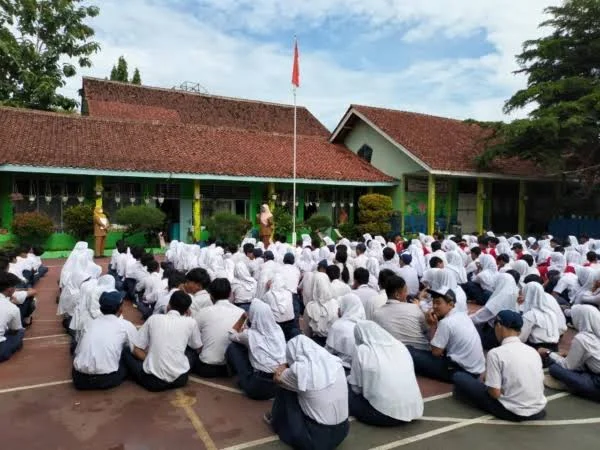 Siswa di salah satu SMP Negeri Kota Banjar saat mengikuti kegiatan belajar di luar kelas. Usulan penerapan jam sekolah fullday menuai kontroversi berbagai kalangan. (Cecep Herdi/Jabar Ekspres)